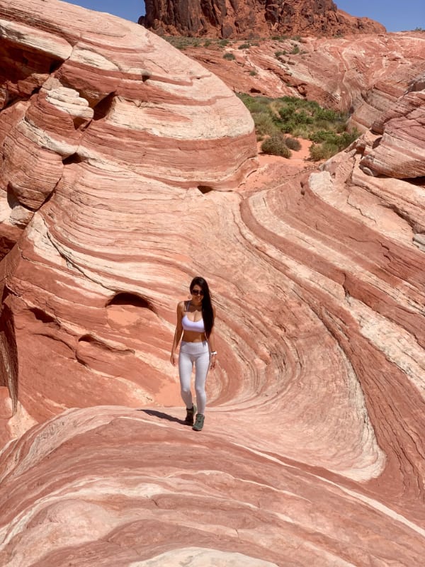asian girl hiking in glyder outfit valley of fire